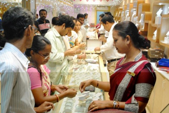 Agartala residents rush to buy gold ahead of Dhanteras